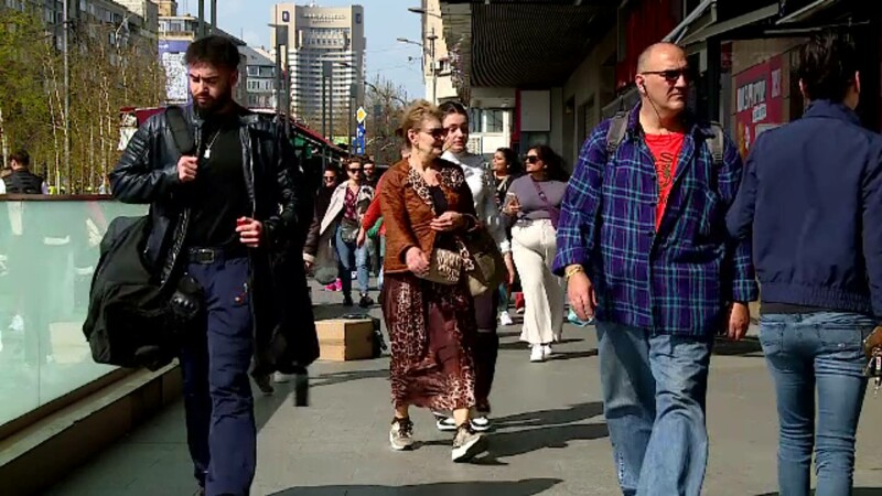 oameni pe strada bucuresti