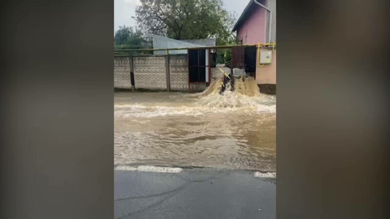 Ploile torențiale și grindina au făcut ravagii în țară