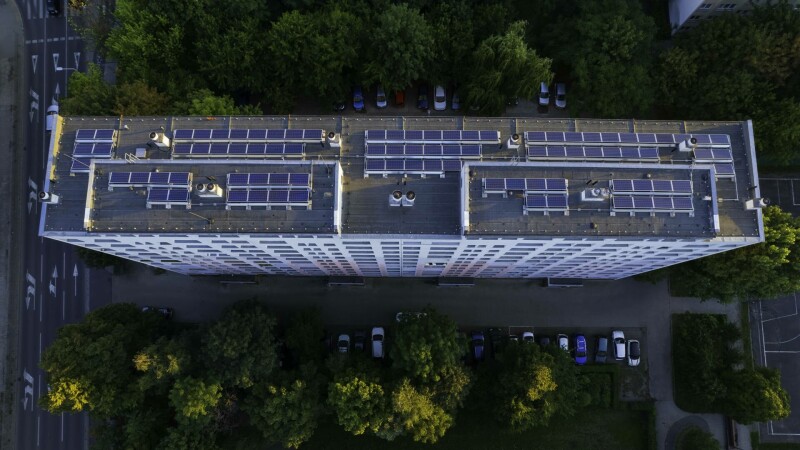 Facturi mai mici la curent pentru românii de la bloc: panourile solare, tot mai aproape