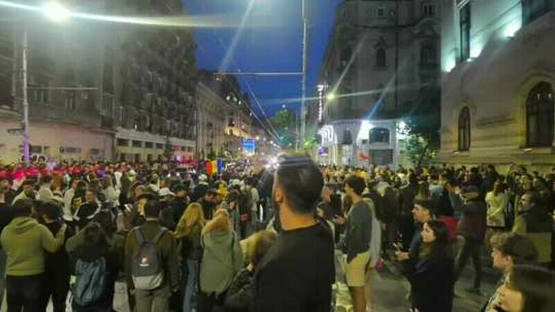 Sute de oameni, în centrul Capitalei, după ce exit-poll-urile l-au dat câştigător pe Nicuşor Dan