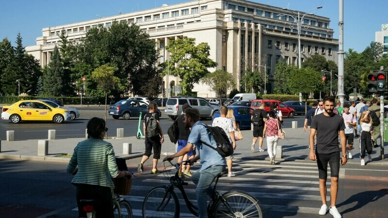oameni pe strada