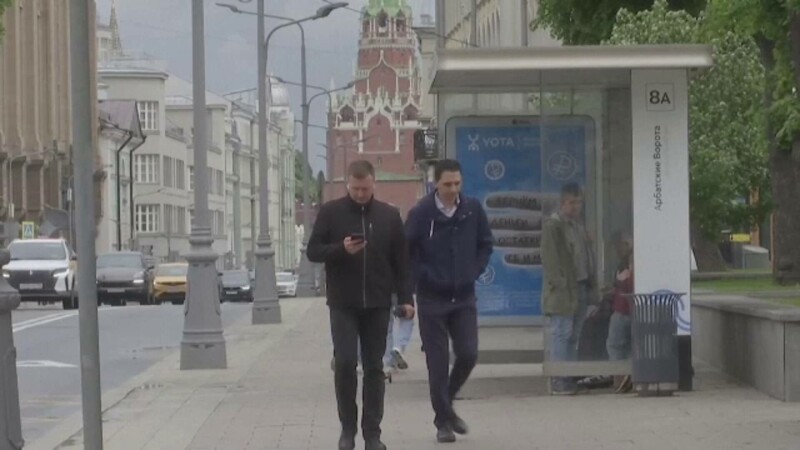 rusia oamenipe strada