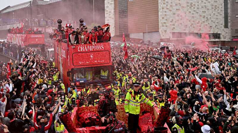 Zeci de răniți după ce un britanic a intrat cu mașina în fanii Liverpool