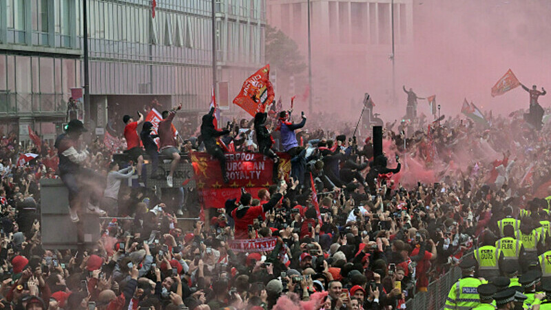 Zeci de răniți după ce un britanic a intrat cu mașina în fanii Liverpool