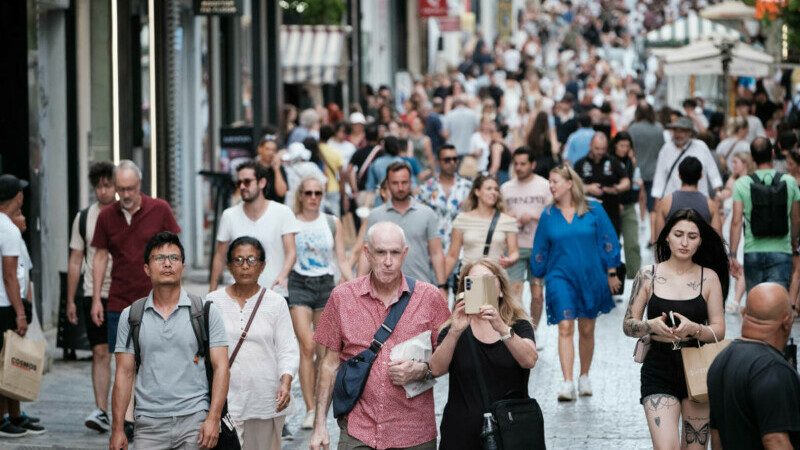 oameni pe strada