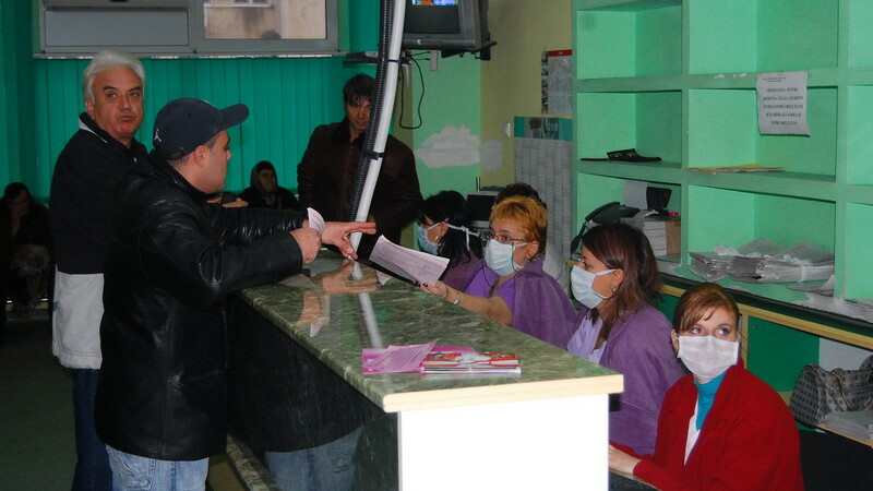 Functionari cu masca