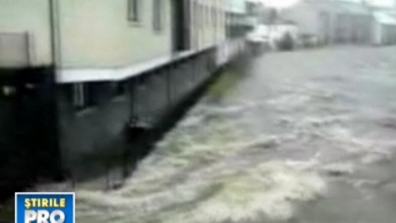 Inundatii devastatoare in Marea Britanie! Imagini filmate de un roman!