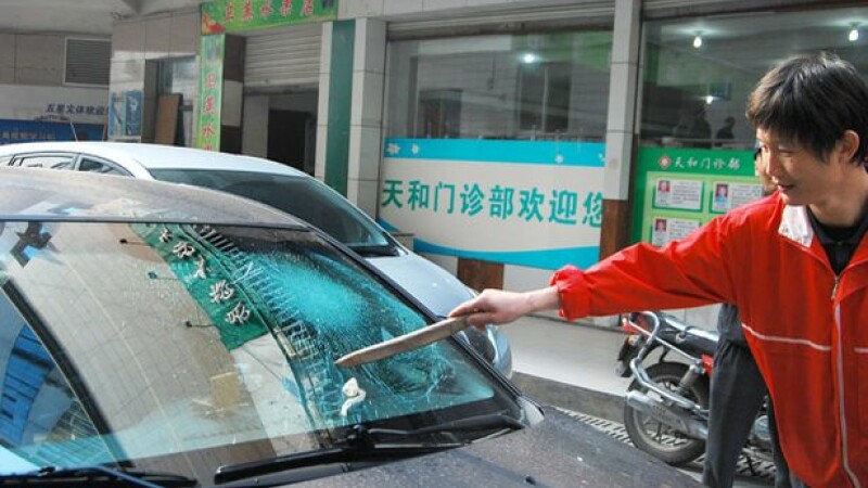 Ideally It world Incident bizar intr-o parcare din China. Ce a gasit un sofer pe parbrizul  spart al masinii - Stirileprotv.ro