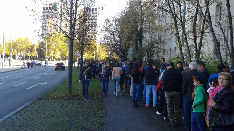 Romani care asteapta sa voteze in Munchen