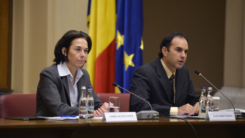 Andrea Schaechter (S), seful misiunii FMI pentru Romania, alaturi de reprezentantul rezident al Fondului Monetar International (FMI) pentru România si Bulgaria, Guillermo Tolosa (D)