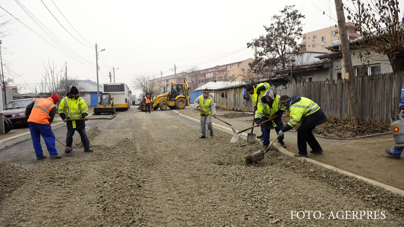 Muncitori actioneaza pe Santierul lucrarilor de reabilitare a caii rutiere Intrarea Ghidigeni, din sectorul 5 al Capitalei.