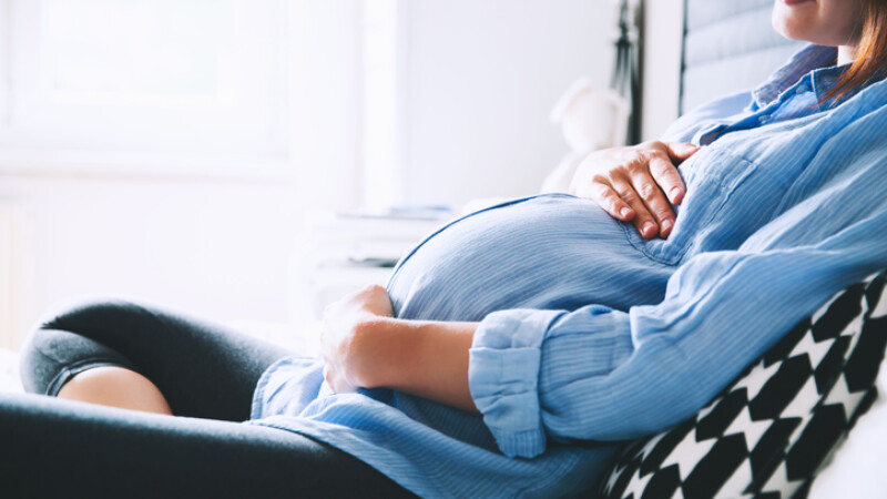 Femeie însărcinată cu tripleți