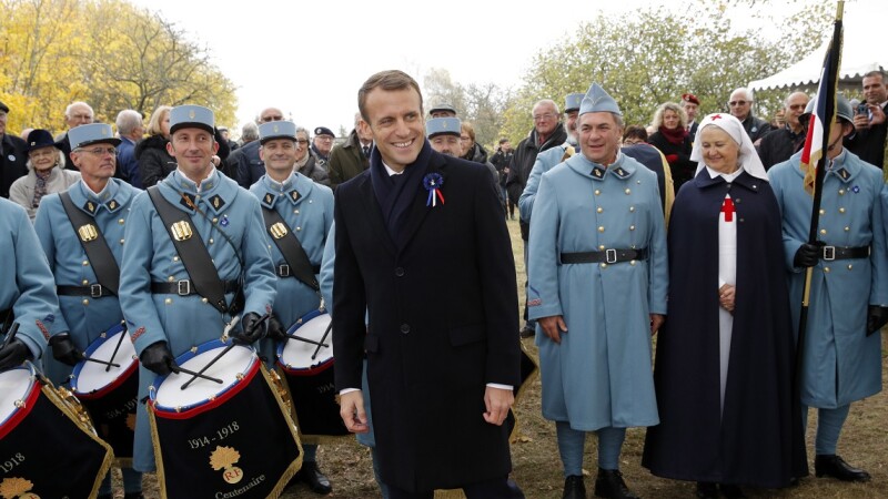Emmanuel Macron si soldati in unforme de epoca