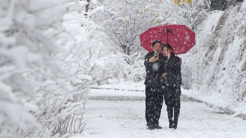 Un cuplu face o poză într-un parc din China, după o ninsoare