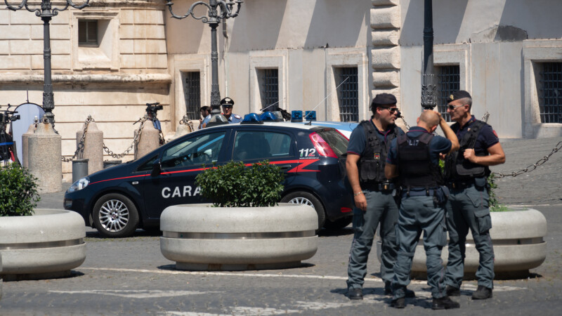 O româncă a lovit un polițist în Italia, băgându-l în spital