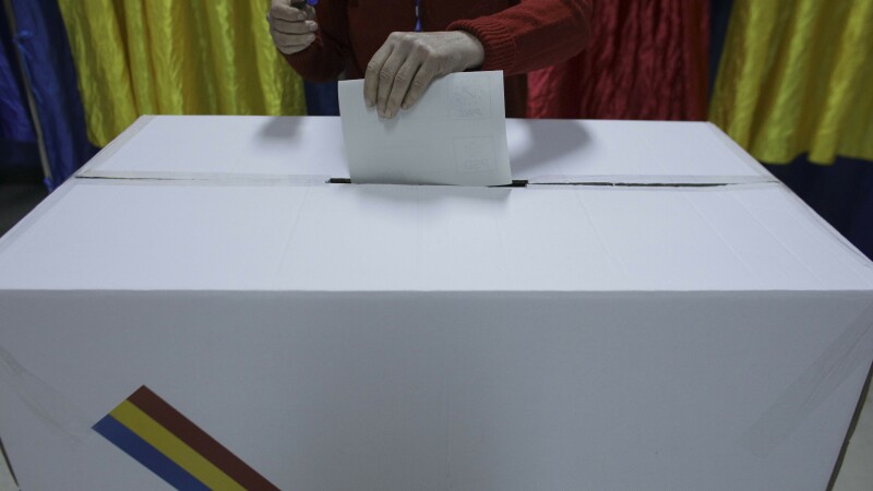 Românii votează în secțiile de votare din țară pentru alegerile prezidențiale 2019, turul 2 - 3
