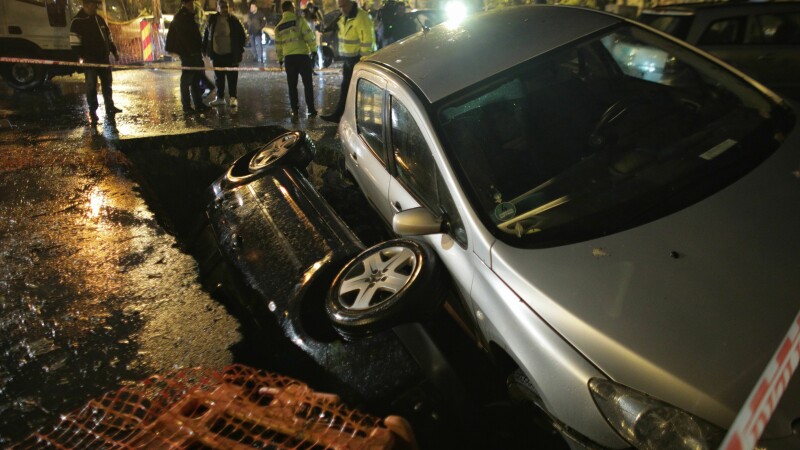 Două mașini au căzut într-o groapă în București - 3