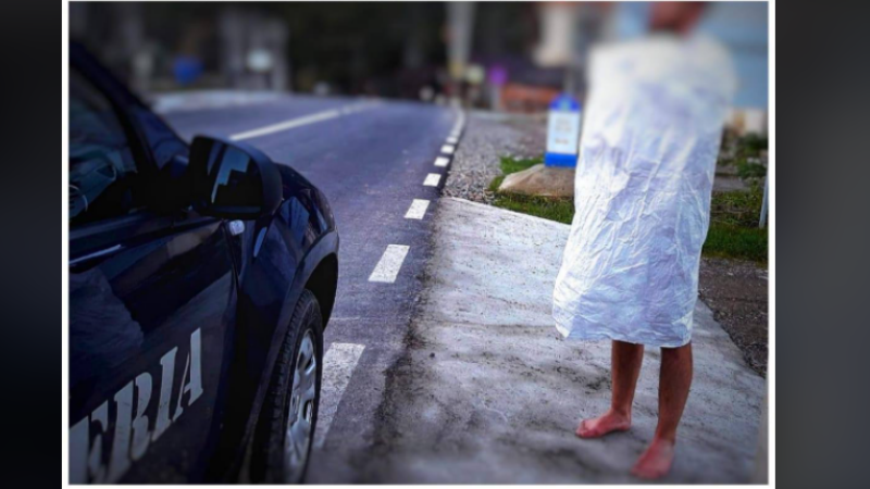 Bărbat gol care a mers pe jos 30 de kilometri învelit doar cu un sac, găsit de jandarmii din Neamț