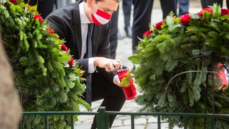 Cancelarul austriac Sebastian Kurz, depune o coroana in memoria victimelor atacului din Viena