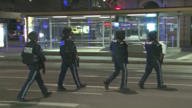 Austria, avertizată în vară că persoane suspecte cumpără arme din Slovacia. 14 arestări în cazul atacului din Viena