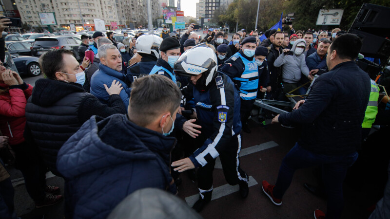 Zeci de persoane amendate și avertizate la protestul din Piața Victoriei împotriva măsurilor anti-Covid