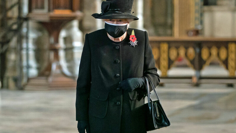 Regina Elisabeta, fotografiată pentru prima dată purtând mască de protecție, la o ceremonie dedicată soldaților britanici