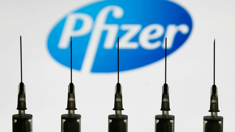 CE a încheiat contractul cu Pfizer-BioNTech pentru 300 de milioane de doze de vaccin. Când va ajunge și în România