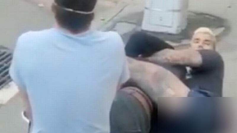 Cum a fost oprit un bărbat care a încercat să răpească un copilaș din brațele mamei, în plină stradă