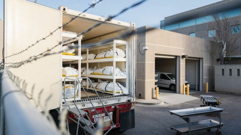Deținuți din El Paso, Texas, chemați să transporte saci cu pacienți morți de Covid - 2