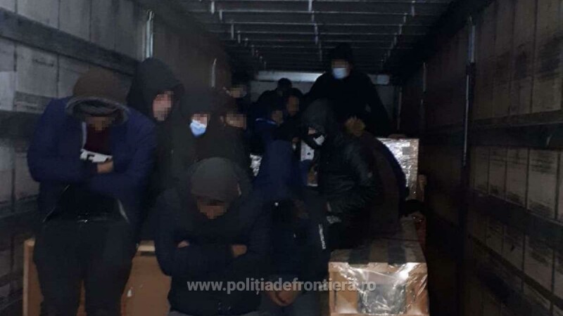 Patruzeci și unu de migranți, printre care șase minori, descoperiți de poliție la Vama Nădlac. Unde se ascundeau