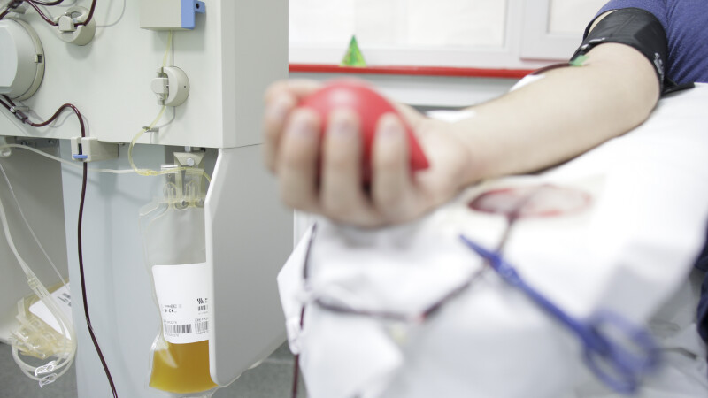 Românii vindecați de Covid-19 pot salva viețile celor infectați în stare gravă prin donarea de plasmă. Care sunt condițiile