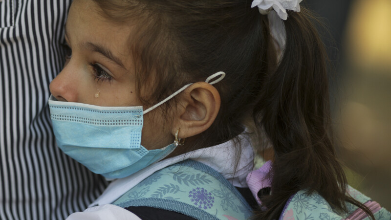 Aproape 80.000 de copii din România au părinți plecați la muncă în străinătate. Paradoxal, pandemia a venit în ajutorul lor