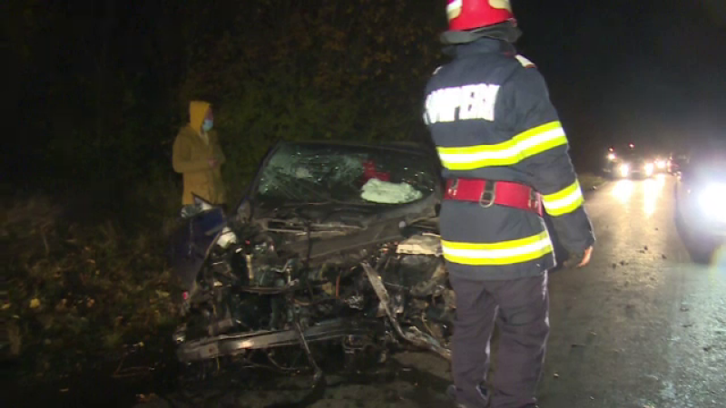 O mașină cu volan pe dreapta s-a izbit atât de violent de un copac în Dâmbovița, încât i-a zburat motorul. Ce a pățit șoferul