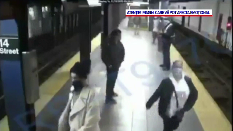 VIDEO. Momentul în care o tânără este împinsă pe șinele de metrou, în New York