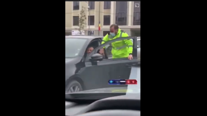 VIDEO Un polițist local din Cluj Napoca a sărit în mașina unui șofer care încerca să fugă de amendă