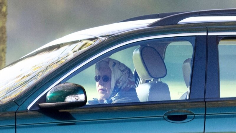 Regina Elizabeta a II-a, fotografiată la volanul unei maşini după ce și-a anulat toate activitățile din cauza sănătății