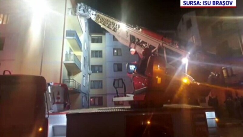 Incendiu provocat de un individ într-un bloc din Săcele. Persoanele afectate au primit îngrijiri medicale