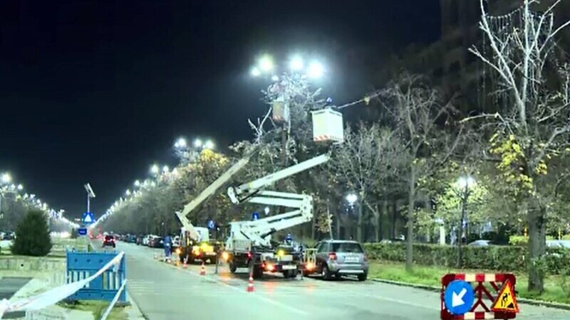 A început montarea luminițelor de Crăciun în București. Anul acesta, sunt cu buget redus