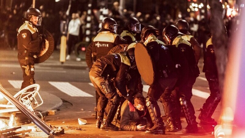 VIDEO. Proteste violente în Rotterdam faţă de noile restricţii anti-Covid. Mai multe persoane au fost rănite