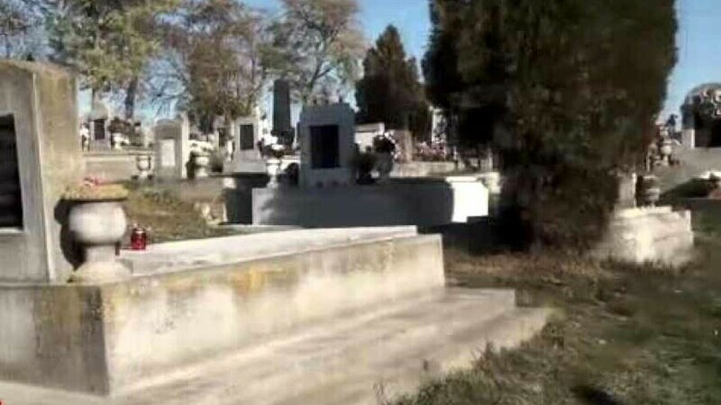 Morminte vopsite în portocaliu, într-un cimitir din Alba. Motivul e absolut uluitor. S-a deschis dosar penal