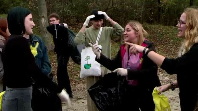Curățenie într-o pădure din Iași. Printre gunoaie, studenții au găsit chiar și pături și pilote