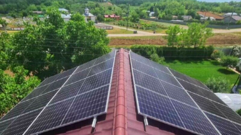 Românii cu panouri fotovoltaice pot intra mai ușor în sistemul energetic. Procedurile s-au simplificat