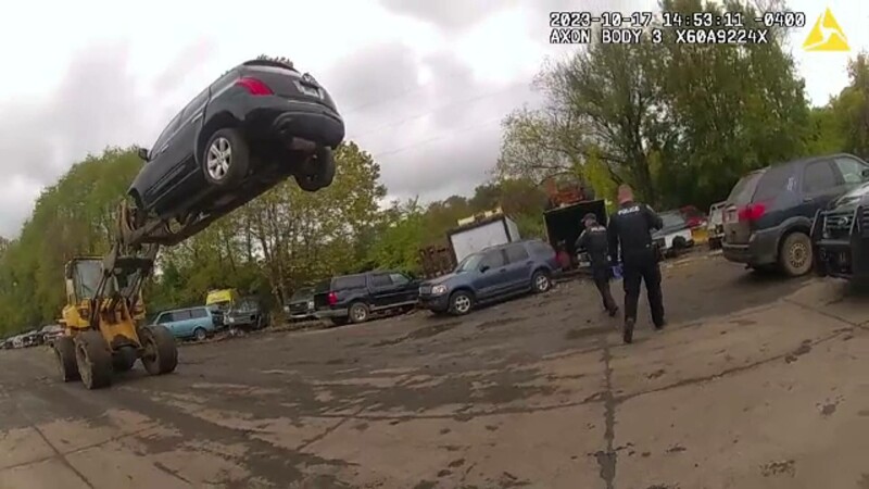 Momentul în care un hot de mașini a fost prins de polițiști cu ajutorul unui stivitor