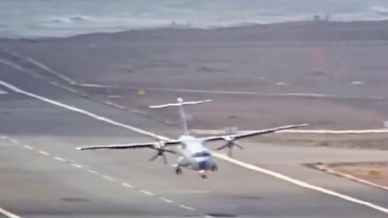 Momentul terifiant în care un avion cu pasageri se mișcă necontrolat pe pistă, la aterizare, în Spania. VIDEO