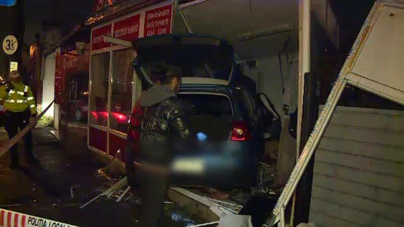 O șoferiță care circula cu viteză și nu a acordat prioritate a fost proiectată într-un magazin cu haine din București