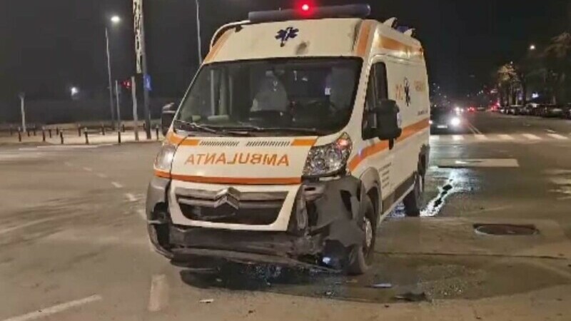 Ambulanță cu o pacientă, accident în Constanța. Mașina care a lovit-o s-a oprit într-un copac