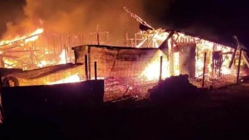 Incendiu într-o gospodărie din Slănic. Flăcările au mistuit saivanul