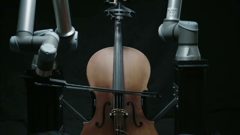 robotul care canta la violoncel