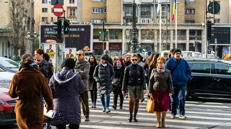 oameni pe strada