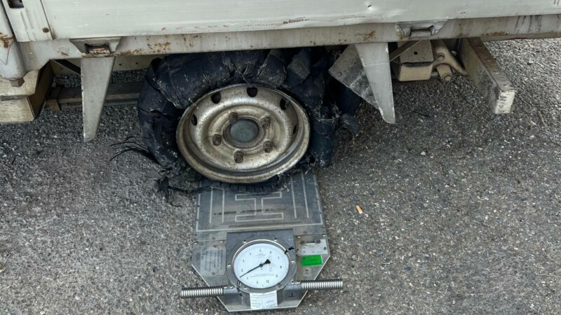 sofer cu pneuri distruse